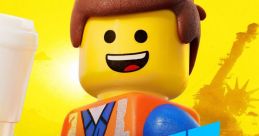 Emmet de "La gran aventura LEGO 2", sonriente con un vaso, listo para una nueva aventura en un colorido fondo amarillo.