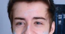 Cellbit smiling while applying a face mask, showcasing his playful personality and engaging content style.