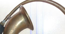 Vintage brass car horn featuring a curved design and polished finish, ideal for automotive restoration projects.