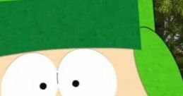 Kyle Broflovski, personaje de South Park, con gorro verde y abrigo naranja, sonríe en un fondo natural.