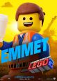 Emmet de "La gran aventura LEGO 2", sonriente con un vaso, listo para una nueva aventura en un colorido fondo amarillo.