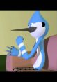 Mordecai de "Regular Show" en su sofá, mostrando expresiones cómicas y gestos únicos, divertido para los fans de la serie.