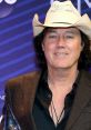 David Lee Murphy David Lee Murphy has a voice that is unmistakable in the world of country . It's warm, raspy, and full of