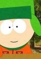 Kyle Broflovski, personaje de South Park, con gorro verde y abrigo naranja, sonríe en un fondo natural.