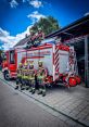 Gesamter Löschzug The distinctive of a fire engine's siren can be instantly recognized by its loud and urgent wail. It